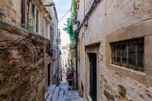 an alley in an alley way between two buildings at Apartment Little Star II in Dubrovnik