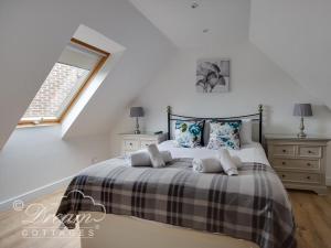 um quarto com uma cama com travesseiros e uma janela em Baytree Lodge em Weymouth mais 51 fotografias