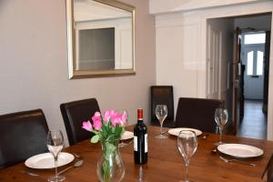 Gallery image of Newquay Escape, 5 spacious ensuite bedrooms & parking- Simplycheckin in Newquay +56 photos