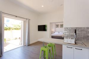 A kitchen or kitchenette at Koala at White Gum Lodge