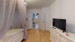 a bedroom with a bed and a flat screen tv at Ihr Zuhause in Jakobi's Straße in Goslar