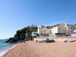 a beach with a group of houses and the ocean at 1 At The Beach in Beesands