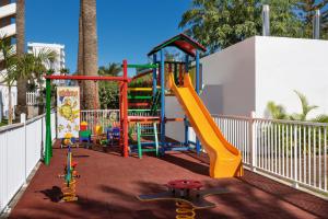 einen Spielplatz mit Rutsche und Rutsche in der Unterkunft Hotel Riu Palace Palmeras - All Inclusive in Playa del Ingles