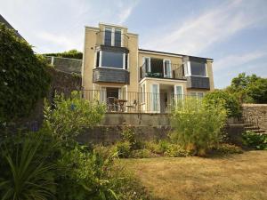 ein großes Haus mit Balkon und Garten in der Unterkunft Moonrakers, Clarence Street in Dartmouth