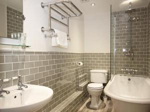 ein Badezimmer mit Waschbecken, Toilette und Badewanne in der Unterkunft Moonrakers, Clarence Street in Dartmouth + 22 Fotos