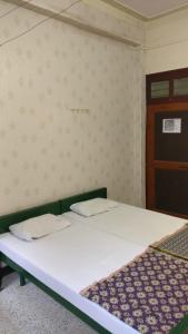 Postel nebo postele na pokoji v ubytování Solanki Guest House