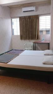 Een bed of bedden in een kamer bij Solanki Guest House