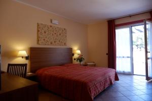 A bed or beds in a room at Hotel Palace Corte dei Tusci