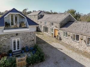 een luchtzicht op een oud stenen huis bij Poppyfields Stable in Redruth