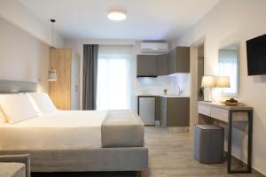 Posteľ alebo postele v izbe v ubytovaní KN Ionian Suites