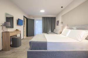 Posteľ alebo postele v izbe v ubytovaní KN Ionian Suites
