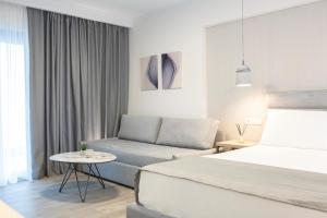 Posteľ alebo postele v izbe v ubytovaní KN Ionian Suites