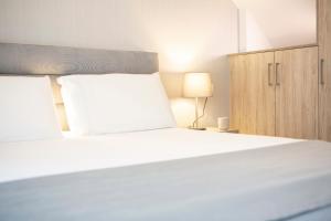 Posteľ alebo postele v izbe v ubytovaní KN Ionian Suites