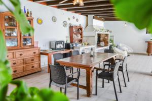 eine Küche mit einem Holztisch und Stühlen in der Unterkunft Mirzolita in Nazaret