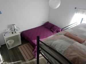 sypialnia z łóżkiem z fioletową pościelą w obiekcie Maribella chambres à louer w mieście Badolatosa +37 zdjęć