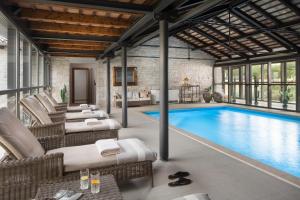 Bazén v ubytování Meneghetti Wine Hotel and Winery - Relais & Chateaux nebo v jeho okolí