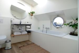 Een badkamer bij Eco HouseBoat