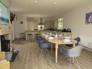 uma sala de jantar e cozinha com mesa e cadeiras em Sundowners em Salcombe