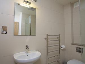 Un baño blanco con lavabo y espejo. en 2 Hamstone Court, en Salcombe 29 fotos más