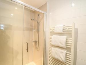een badkamer met een douche en een glazen douchecabine bij Beech Cottage in Truro +20 foto's