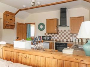 een keuken met een aanrecht en een wastafel bij Beech Cottage in Truro