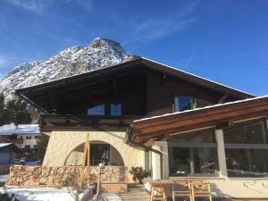 een huis met een berg op de achtergrond bij Appartement Straninger am Achensee in Maurach