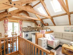 eine große Küche und ein Wohnzimmer mit Holzdecken in der Unterkunft Oak Cottage in Truro