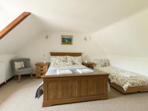 um quarto com uma cama, uma secretária e uma cadeira em Little Forge em West Lulworth