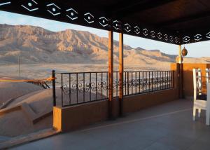 盧克索的住宿－Malkata House，阳台享有沙漠和山脉的美景。
