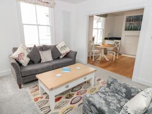 ダートマスにあるApartment 1 22 Foss Streetのソファとテーブルのあるリビングルーム