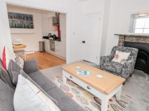 ダートマスにあるApartment 1 22 Foss Streetのソファとテーブルのあるリビングルーム +8枚の写真