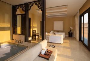 Bilik mandi di Anantara Qasr al Sarab Desert Resort