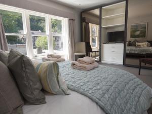 Un dormitorio con una cama grande con toallas. en 28 Dart Marina, en Dartmouth