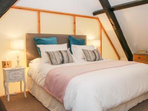 A bed or beds in a room at Bausley Chapel