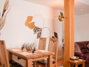 een eetkamer met een tafel en 2 stoelen bij Quay Lodge in Dartmouth