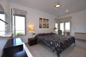 Ένα ή περισσότερα κρεβάτια σε δωμάτιο στο Torreta Of Gormaig, House with swimming pool +51 φωτογραφίες