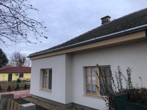 ein weißes Haus mit einem Fenster in der Unterkunft Neptun2 apartman in Dömsöd