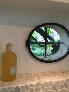 una botella de detergente sentada junto a una ventana en La chambre blanche, en Heerlen