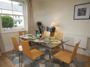 Un comedor con una mesa de cristal y sillas. en 3 Combehaven, en Salcombe 12 fotos más