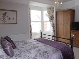 Giường trong phòng chung tại Pedaller's Cottage