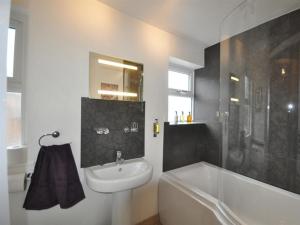 Phòng tắm tại Pedaller's Cottage +8 ảnh