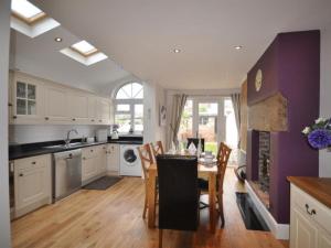 Nhà bếp/bếp nhỏ tại Pedaller's Cottage