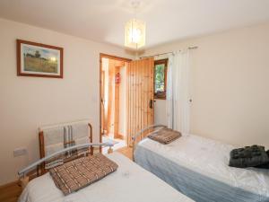 1 Schlafzimmer mit 2 Betten und einem Fenster in der Unterkunft Barn Owl Cottage in Launceston