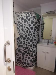 Un baño de apartamento en playa de las Canteras, Las Palmas de Gran Caaria, islas Canarias, Gran Canaria.