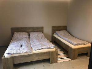 2 Betten in einem Zimmer mit in der Unterkunft Neptun2 apartman in Dömsöd