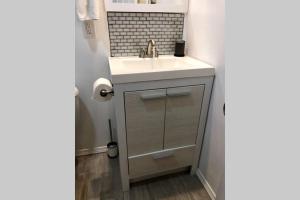 ein Badezimmer mit Waschbecken und Spiegel in der Unterkunft NEW 2 BEDROOM LUXURY APARTMENT -GREAT LOCATION -MODERN in Puerto Peñasco + 58 Fotos