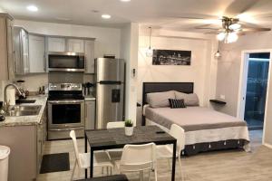 eine Küche und ein Schlafzimmer mit einem Bett und einem Tisch in der Unterkunft NEW 2 BEDROOM LUXURY APARTMENT -GREAT LOCATION -MODERN in Puerto Peñasco