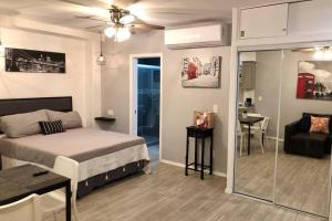 ein Schlafzimmer mit Bett und ein Wohnzimmer in der Unterkunft NEW 2 BEDROOM LUXURY APARTMENT -GREAT LOCATION -MODERN in Puerto Peñasco