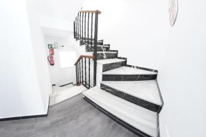 eine schwarz-weiße Treppe in einem Zimmer in der Unterkunft Estudio vista interior 2ºB playa76 in Torremolinos