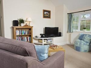 sala de estar con sofá y TV en Cloverwell en Kingsbridge